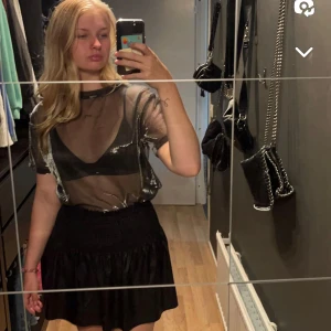 T-shirt  - Fest topp, silver metall som är genomskinlig, har klippt bort lappen men den kommer från H&M och tror den är i st M❣️