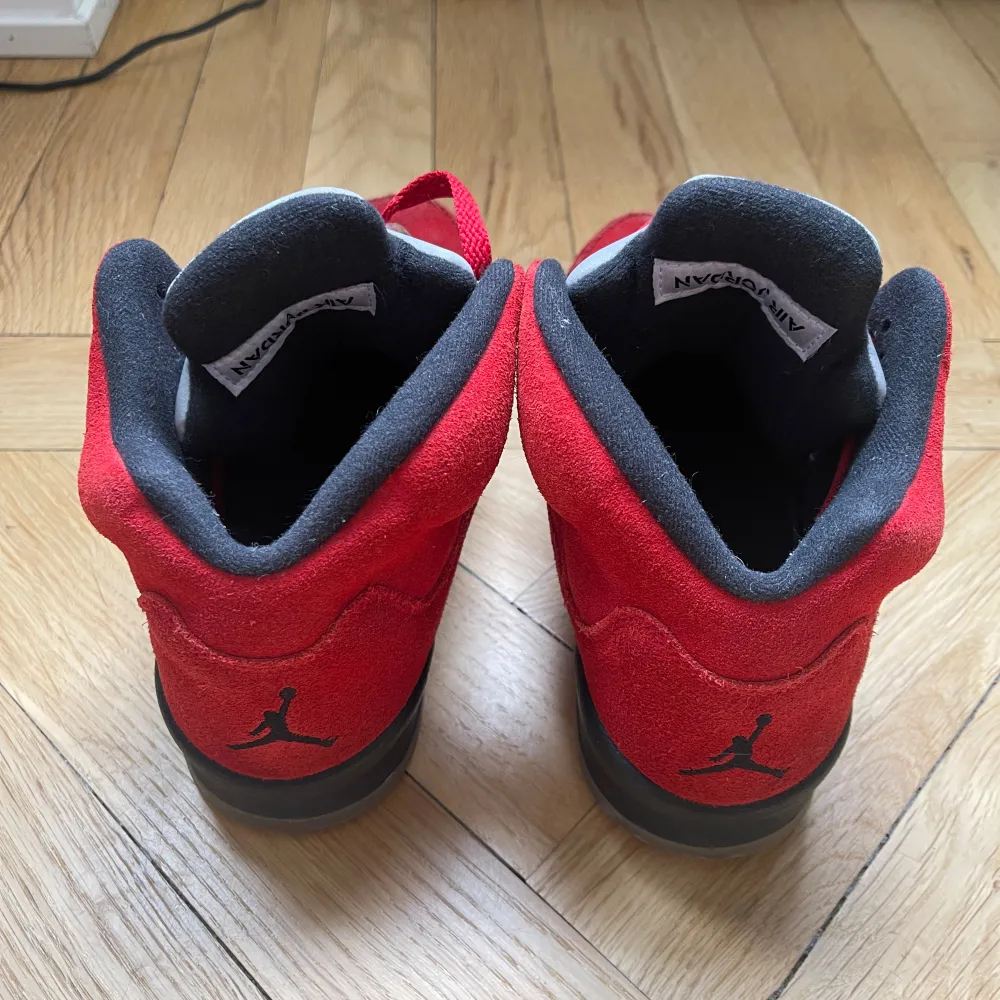 Säljer nu mina älskade jordans då de ej är min stil, köpta på sell & trade i Los Angeles, lite slitna fram men annars i väldigt bra skick, orginalkartongen medföljer☺️. Kengät.