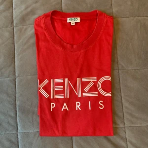 Kenzo t-shirt - En röd Kenzo t-shirt som jag använt bara någon enstaka gång.  Storlek M Skick 10/10