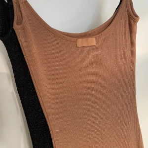 SKIMS klänningar - Då var det dags för mig att sälja mina två älskade SKIMS klänningar då de ej kommer till användning längre. Båda är limited edition som ej finns kvar längre (glittriga). Storlek XXS i beige och XS i svart. Båda = 1200 KR 