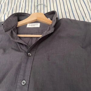 Yves Saint Laurent Skjorta - En snygg vintage YSL skjorta i storlek medium. Den passar väldigt bra nu i höst. Skriv om ni undrar något ✌️