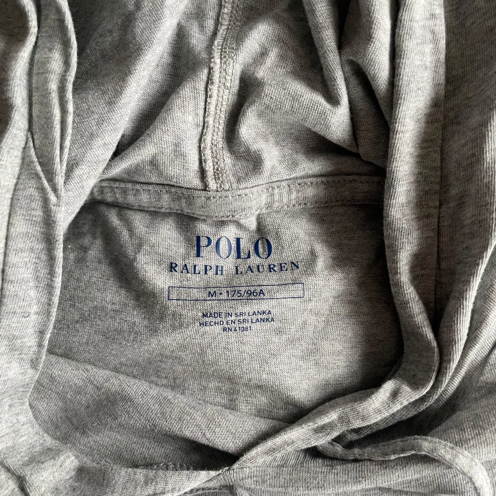 Tja, säljer en riktigt snygg Ralph lauren hoodie i ett superfint skick. Den har inga defekter eller liknande. Det är storlek M men passar S. Det är bara att höra av dig med frågor// Borgströms . Tröjor & Koftor.