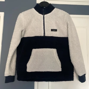 Peak performance fleece - Varm och skön tröja till vintern! Skick 8/10 lite nedtryckt på armbågarna, sparsamt använd. Mörkblå/Vit. 1000 kr nypris.