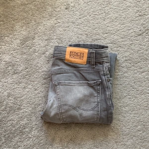 Jack and Jones jeans - Gråa Jack and Jones jeans använda fåtal gånger skick 10/10 inga skavanker. Storlek 164. Slim fit/glenn. Kan sänka priset vid snabb affär