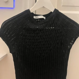 mönstrad zara topp - stickad topp från zara, använts max 5 gånger💓strl xs