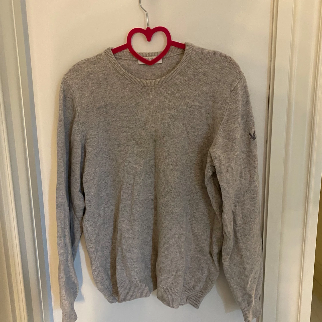 Grå stickad tröja från Lyle & Scott