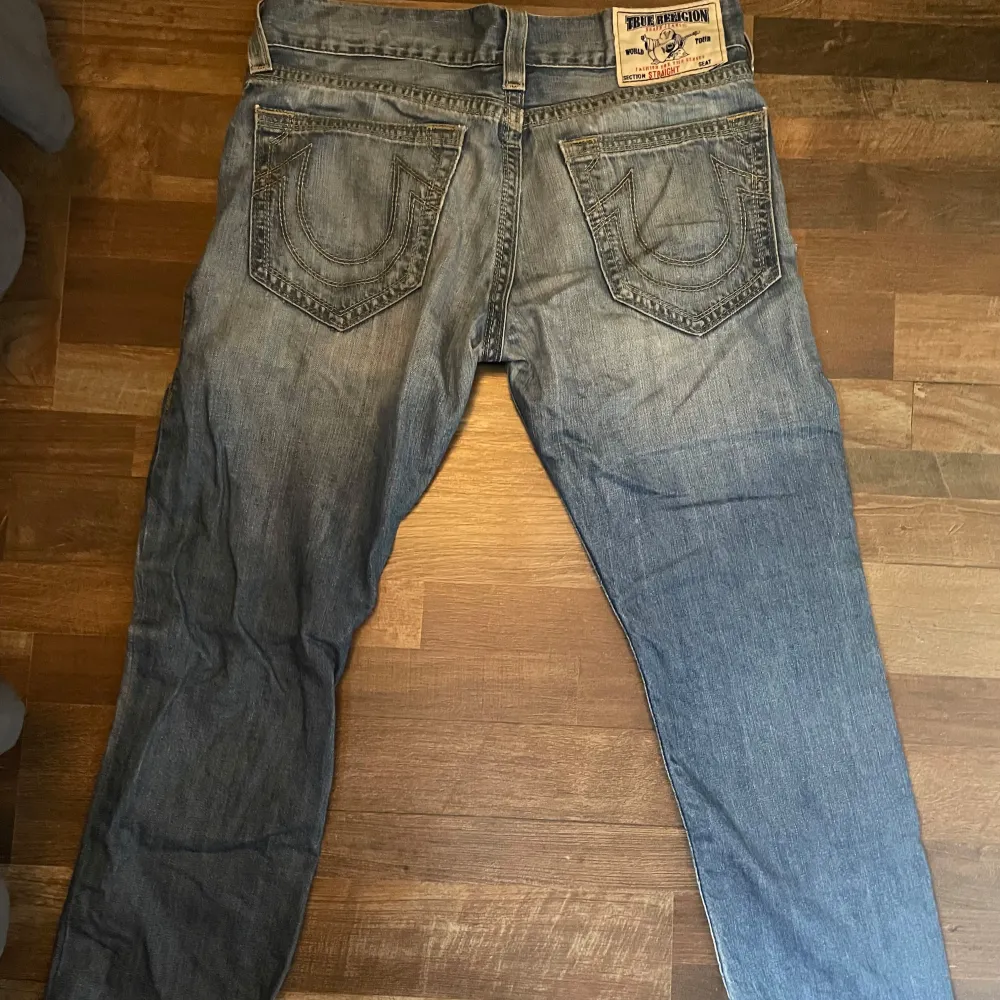 (Har litet hål vid sömen vid benet) W32  19cm ben öppning 68cm innerbenets längd 99cm yttrebenets längd  43cm midja  Pris kan diskuteras vid snabb handel. Jeans & Byxor.