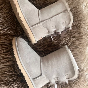 UGGs strl 39  - UGG w Bailew  bow ll . I mycket bra skick
