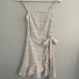Söt klänning - Vit klänning med svarta små hjärtan! Klänningen är i nyskick💞