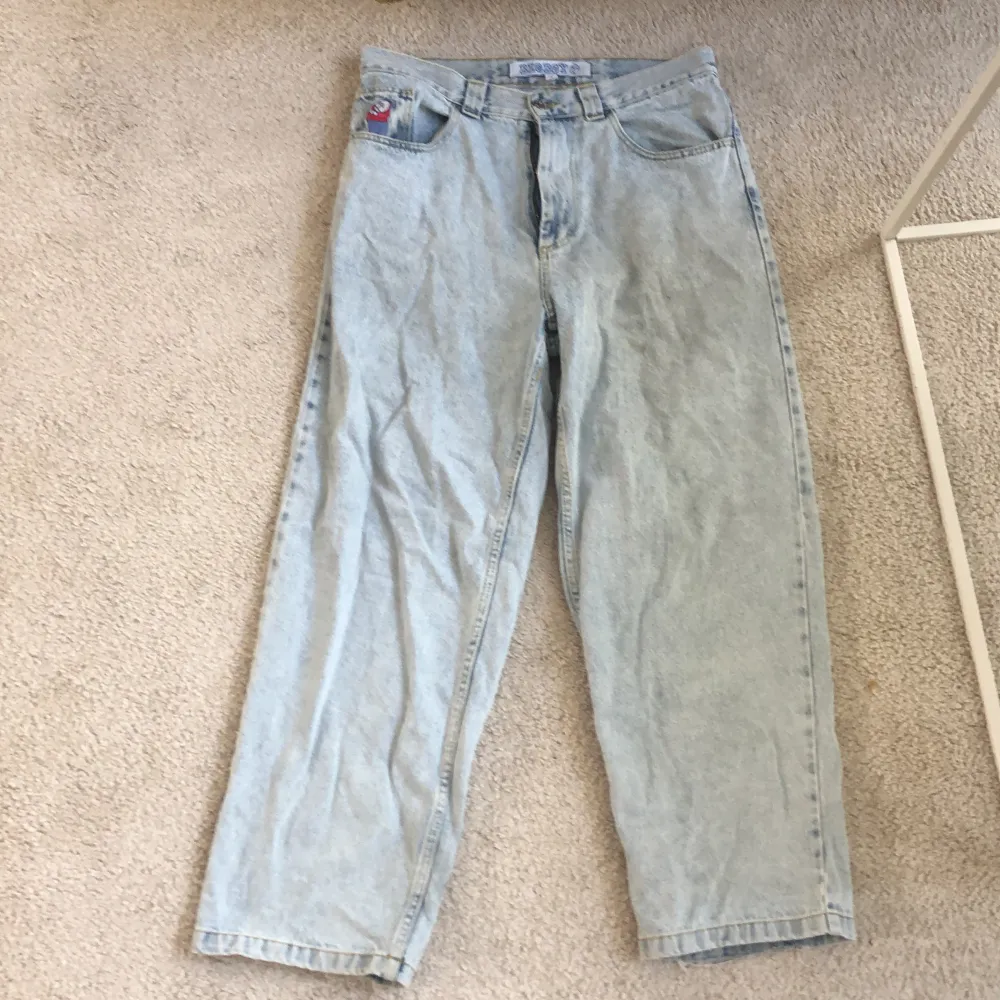 Säljer dessa jeans pågrund av att jag inte använder dom längre. Dom är i ganska bra skicka, lite trådar som gått up längst ner på byxorna. De är loose fit byxor. Pris kan diskuteras.. Jeans & Byxor.