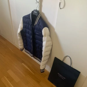 Gant jacka - Tja! Nu är det dags att sälja gant jackan eftersom den har blivit för liten!😃 denna har använts en få tal gånger så den är topp skick.Köpt för 1500 säljer för 650kr