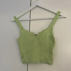 Ribbstickat grönt linne - Aldrig använd, från hm storlek XS men passar S, stretchig