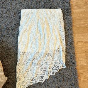 Kjol - Assymetrisk spetskjol som är jättefin ❤️ 