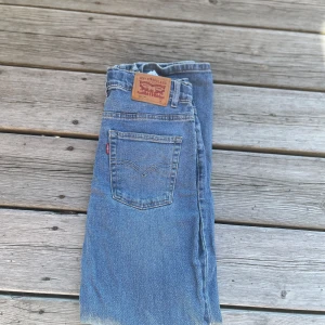 Levi's Jeans  - Levi's Jeans - Storlek 164 cm (Aldrig använda!)  Säljer ett par helt nya Levi's jeans i storlek 164 cm. Dessa jeans är aldrig använda och har bara legat i garderoben sedan inköpet.  Färg: Ljusblå  Skick: Oanvända  Storlek: 164  Frakt utöver.  Skickas