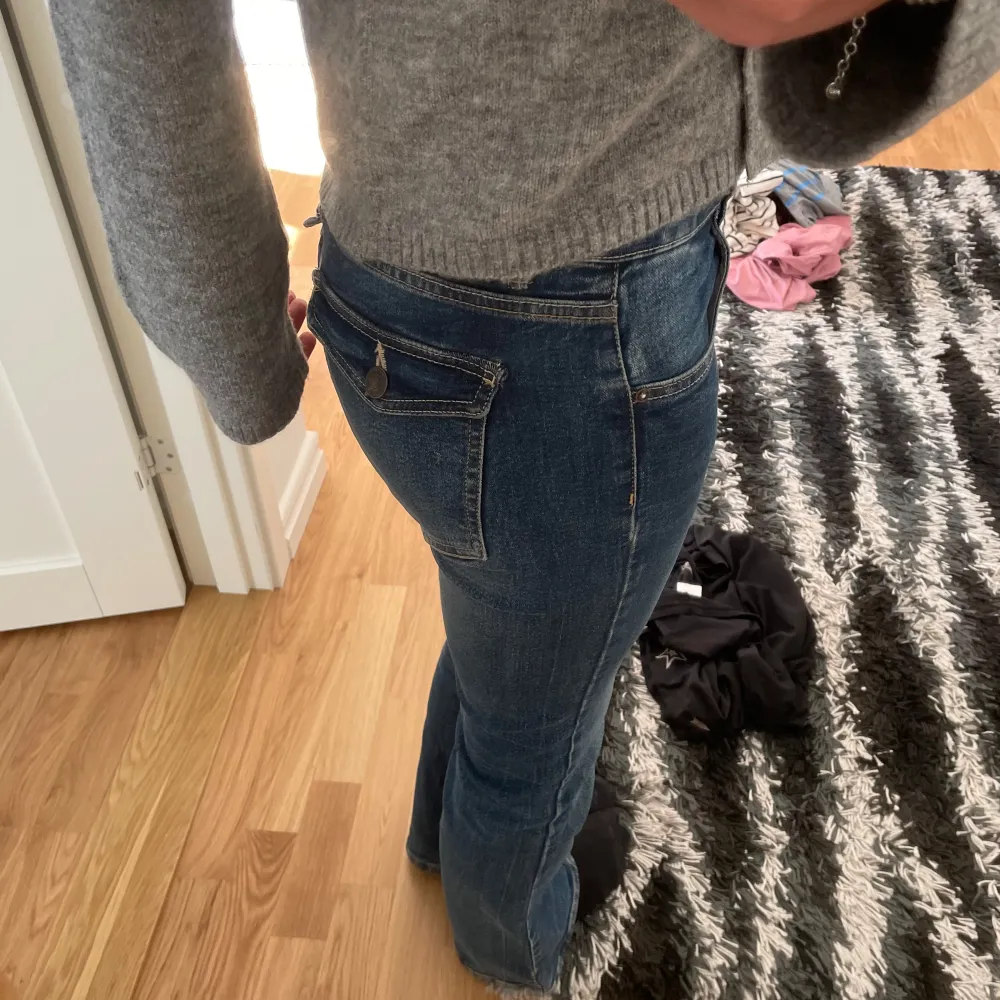 Supersnygga lågmidjade bootcut jeans från pull&bear som tyvärr inte kommer till användning längre. På en av bakfickorna har det lossnat en knapp, och har tappat färg på vissa ställen, därav priset❤️skriv för fler bilder eller mått❤️. Jeans & Byxor.