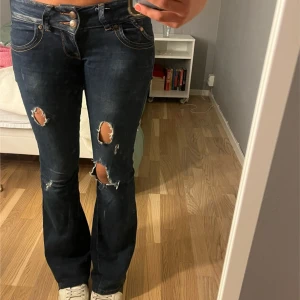 Lågmidjade jeans - Super snygga Lågmidjade bootcut Ltb jeans. De är omsydda ifrån skinny jeans men det syns knappt. Midjemått: 38 cm Innerbenslängd: 82 cm