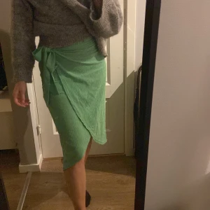 Kjol - Första bilden är rättvisast mot färgen! Från Pieces i storlek S  Jätte Bra skick