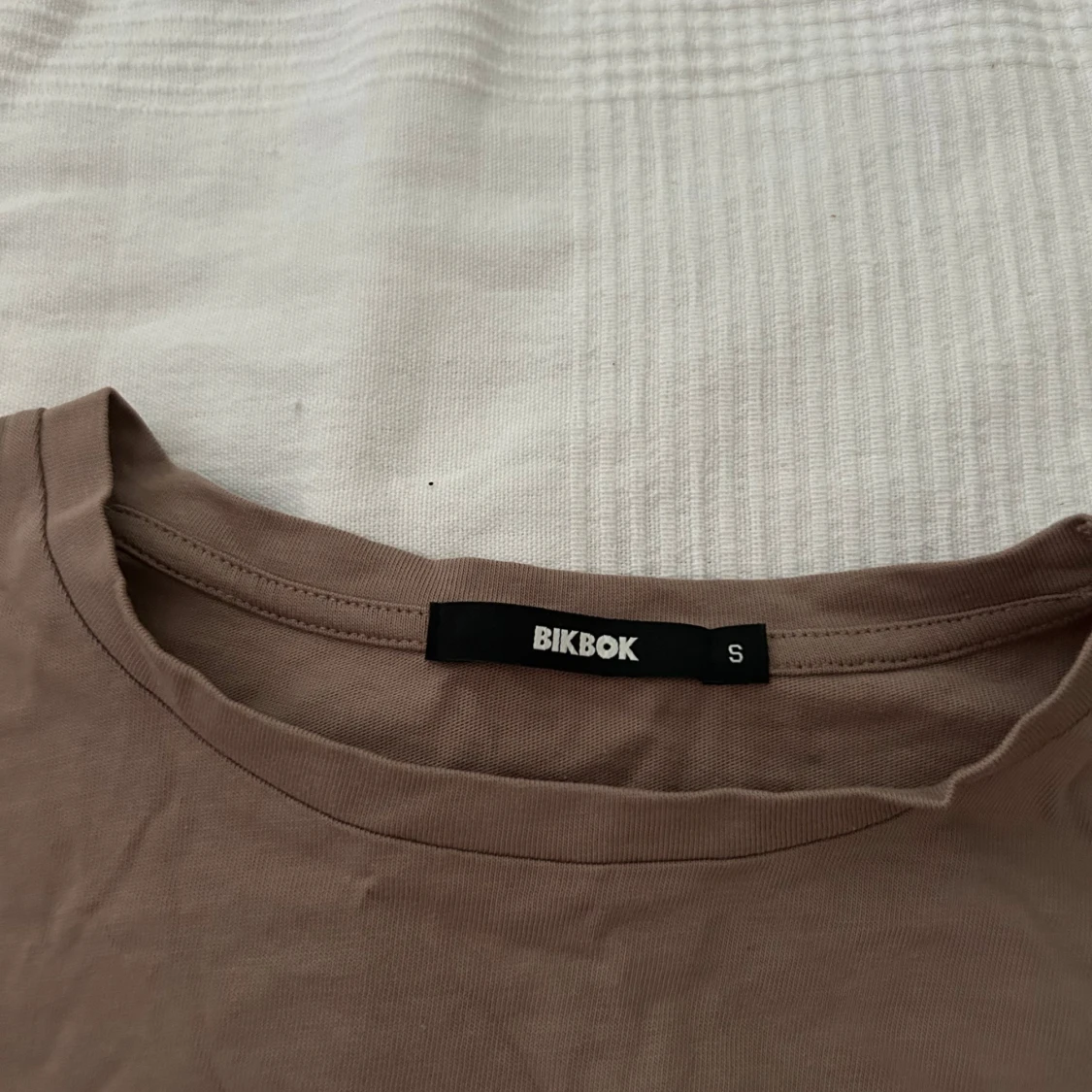 Brun croppad topp från BikBok - 91