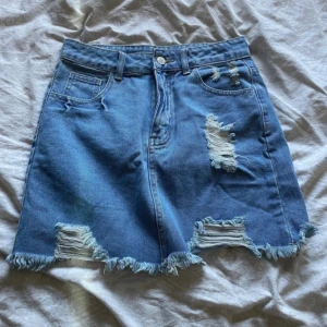 Jeanskjol  - Säljer denna jättefina jeanskjol då den tyvärr inte passade, skriv vid frågor och bilder 