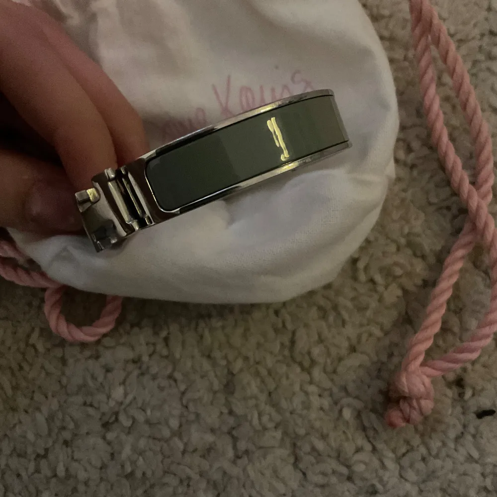 Ett jätte fint armband, jag fick det så kan inte vara 100% att den är äkta men den ser ut och vara det. Är i storlek 16;5 tror jag inte helt säker. Är i bra skick.. Accessoarer.