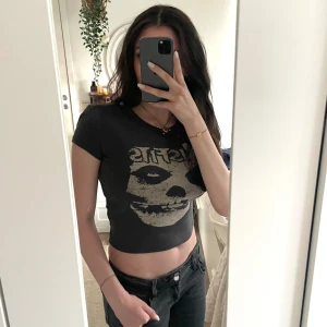 Mörkgrå kroppad topp - Skön och snygg crop top från H&M. Använd kanske 1-2 gånger, väldigt bra skick! Stretchig.