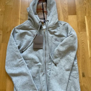 Burberry kofta - Hej! Jag vill sälja min Burbbery Kofta. Den är Storlek S. Helt oanvänd som ni kan se, också perfekt skick. Hör av er om ni vill ha! Pris kan alltid diskuteras! 