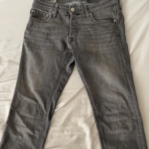 Jack & Jones jeans slim - Riktigt fräscha jack & jones jeans köpt i sommars men använder inte längre i nyskick köpta för 800