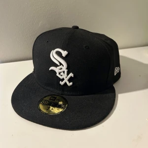 Chicago white sox keps  - En helt ny new era keps som jag har inte använt eftersom den inte passar mig. Con 10/10