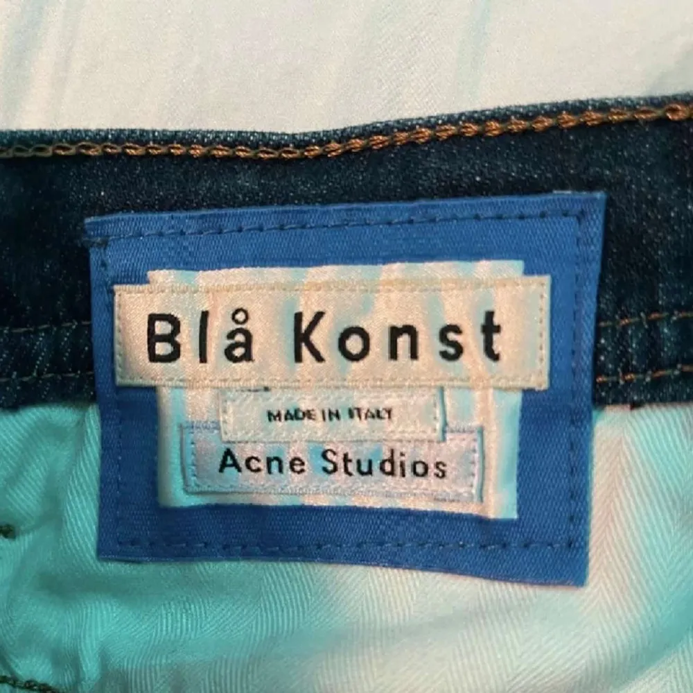 Acne studios Jeans i storlek 33 34 säljes det är ett par riktigt feta och sköna jeans men säljes för att dom är för stora använda 2 gånger. Nypris på detta par Jeansen är 3000 ungefär.. Jeans & Byxor.