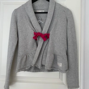 Odd molly kofta - Supersöt odd molly kofta! Bra skick! Storlek 0 vilket motsvarar 32 tror jag. Men passar bra på mig som brukar ha xs!Priset kan diskuteras vid snabb affär💘Skriv vid frågor💞