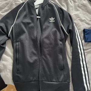 Adidas sst - Adidas zip som är i 10 utan 10 skick, använt fåtal gånger. Pefekt till träning!