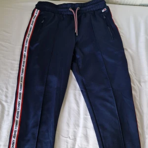 Tommy Jeans byxor - Tommy Jeans ”mjukis”-byxor med kostymbyx-stil. Sitter skönt och snyggt! Skriv om frågor finns 🌸🌸