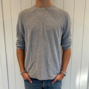 Stickad tröja  - Riktigt snygg tröja ifrån NN07. Modellen är 185. Inga defekter eller liknande. Bara att skriva vid frågor eller funderingar 