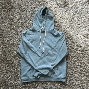  John Elliott hoodie  - säljer nu en riktigt snygg och bekväm ljusblå hoodie från John Elliott med en justerbar huva och en framficka. nypris: 2000, mitt pris 799✅ skick: 8/10