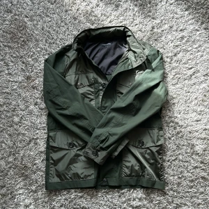 J Lindberg jacka  - Tjena! Säljer nu denna J Lindberg jacka! Riktigt snygg och perfekt nu efter sommaren🙌🏼 (luvan går att ta in) 1 knapp bytt men annars toppen skick. Nypris 4500 kr❌ mitt pris 1599 kr✅ hör av vid funderingar🤩