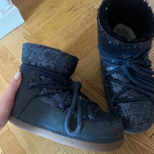 Supersnygga inuikii  - Supersnygga inuikii skor, använda men fina. Storlek 38.