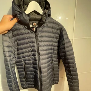 Colmar dunjacka - Jätte fin Colmar dunjacka i toppen skick, använt ett fåtal gånger då jag köpte en annan jacka samtidigt som jag fick denna. 2999 kr, kan gå ner i pris vid snabb affär❗️