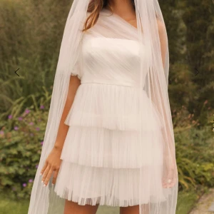 By malina klänning - Dags för mig att sälja min stora kärlek, min studentklänning❤️ Klänningen är från By Malina, i modellen constance. Den är i storlek xs och i superfint skick. Köpt för 3500, endast använd en gång. Skriv privat för fler foton eller frågor!!🥰 