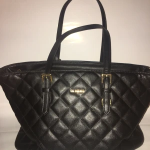 Vabene Väska - Vabene väska med flera fack på insidan, ett hål i ett av facken dock (på insidan)