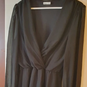 Klänning svart. NLYtrend 42 - En svart klänning ifrån Nelly.  Använd max 3 ggr så den är i väldigt bra skick.  Strl 42