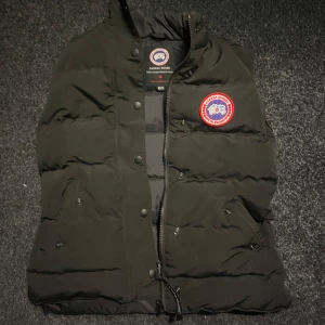 Canada goose väst - Osäker om äkta då den är köpt på plick, därav priset! Strl XS men passar mig som är S