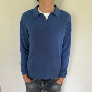 Cashmere-feeling tröja - Jättefin cashmere-Feeling tröja 100% Kashmir som är i toppskick. Modellen på bilden är 180cm. Skriv vid fler frågor eller funderingar!