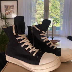 Rick Owens - Ett par super coola skor från Rick Owens i modellen DRKSHDW. Säljer Säljer dessa åt min bror då de var för små för honom. Storlek ❗️46❗️. Inte orginal skolåda utan den tillhör de nya skorna han köpte därav står det storlek 47.