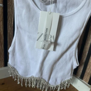 Fest topp - Aldrig andvänd söt topp. Jätte najs material med strass som hänger ner. Storlek xs-s men skulle säga att den även passat xxs