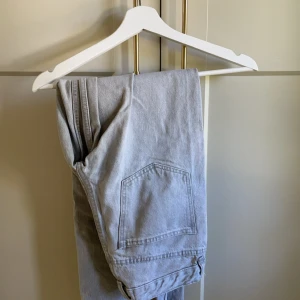 Grå jeans  - Säljer dessa grå jeansen från Gina ticot i storlek 36 då dom inte kommer till användning dock så är dom rätt små i storleken så passar 34 med Köpta för 500 pris kan diskuteras