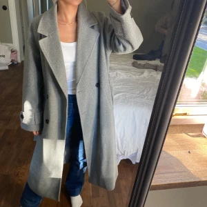 Kappa  - Så snygg grå kappa! Tyvärr har den blivit ganska nopprig som man kan se på sista bilden 💕