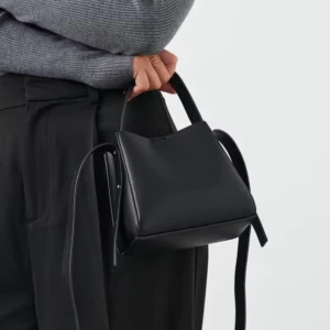 Mini pu bag Ginatricot  - Säljer min mini pu bag som köptes för 300 och seriöst aldrig blivit använd för den inte är min stil och har en till samma som jag sålt. Väskan går inte att få tag på/är arkiverad därav pris 💕