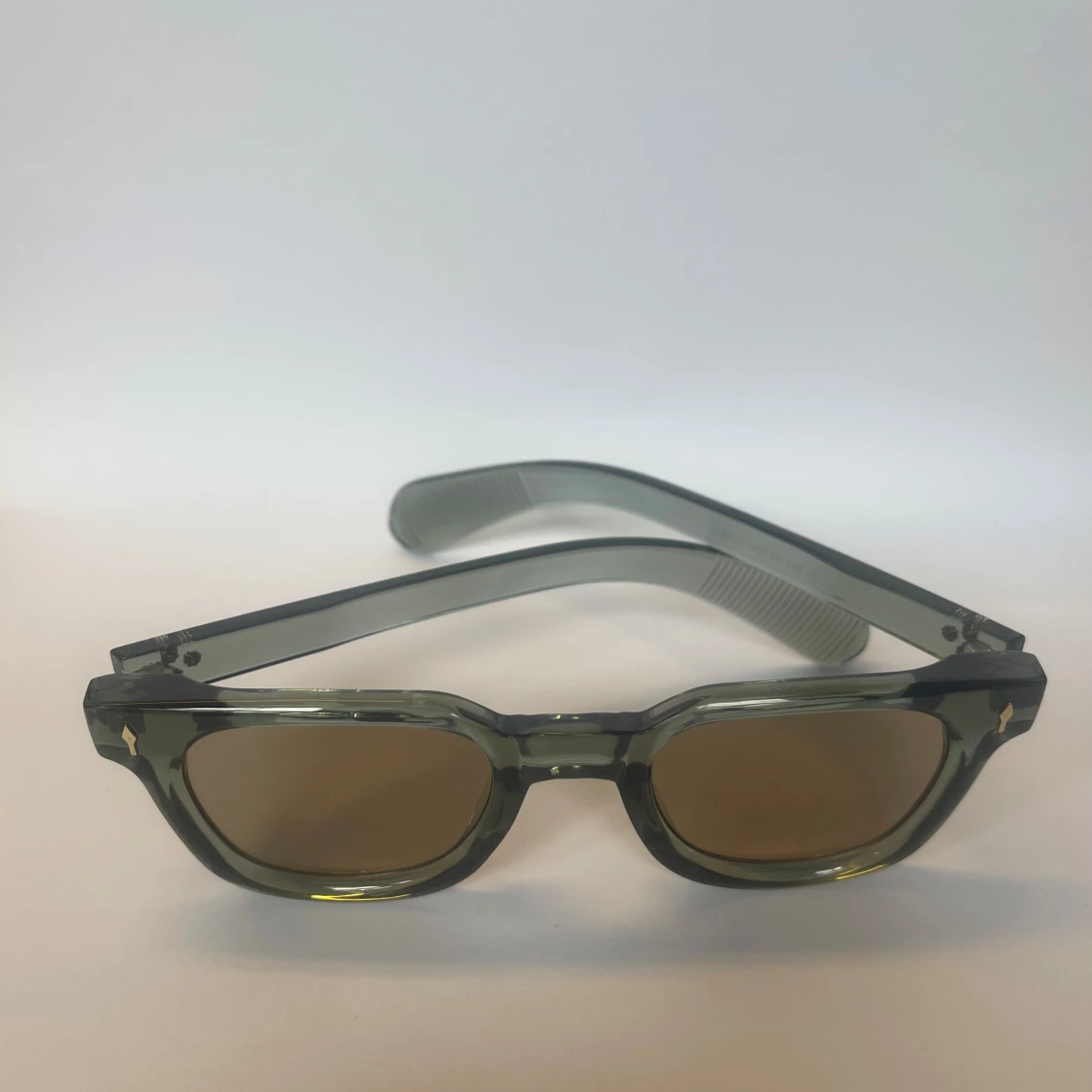 Grågröna solglasögon  - 92