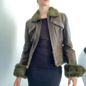Skinnjacka med kaninpäls - Getskinnjacka med kaninpälsmuddar och krage i strl s. Aldrig använd