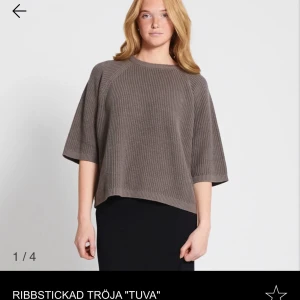 ribbstickad tröja - superfin brun stickad tröja ifrån lager 157. är i storlek XS men sitter oversized, skulle säga att den passar S-M också!